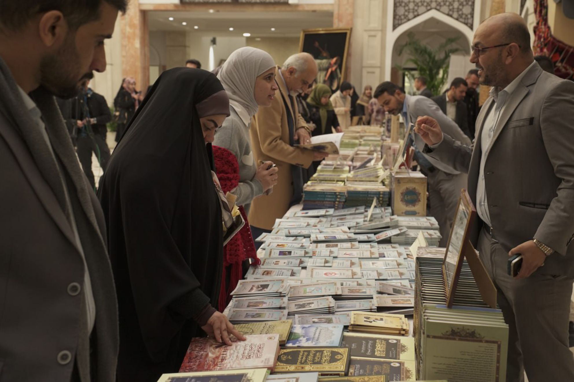 معرض مؤسسة علوم نهج البلاغة في جامعة الزهراء يشهد إقبالًا واسعًا